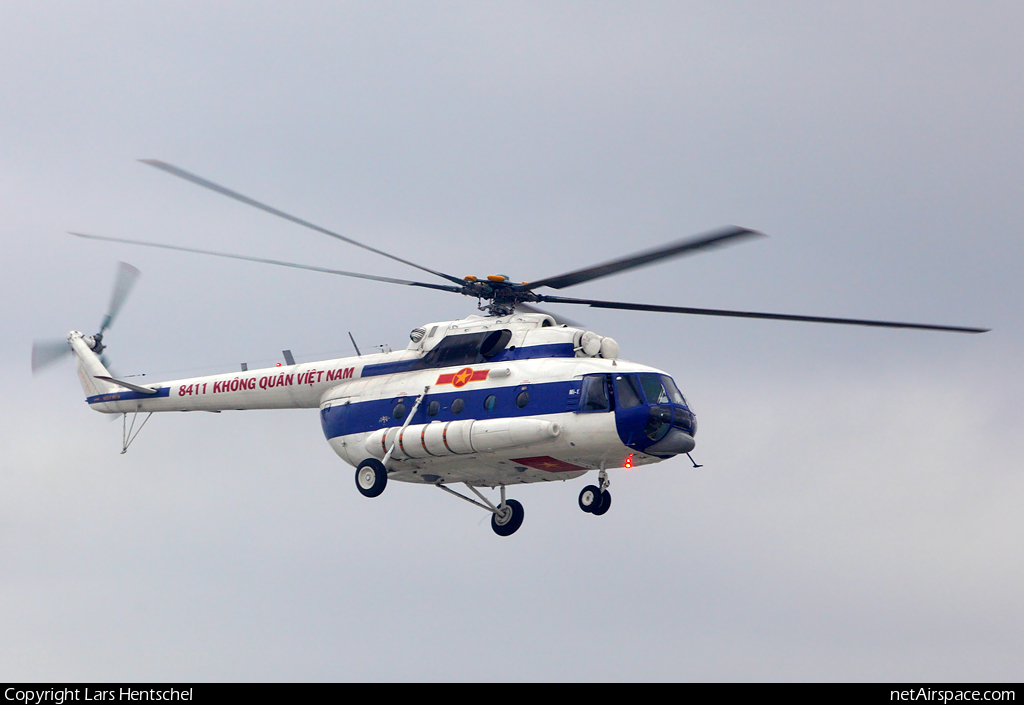Mi-17   8411