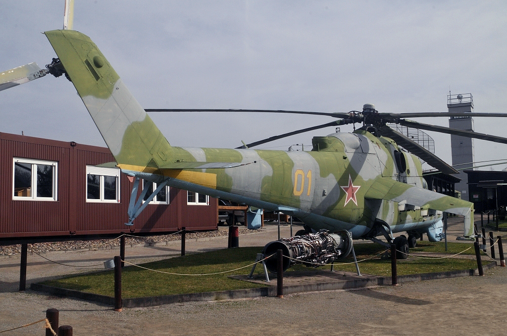 Mi-24V   01 yellow