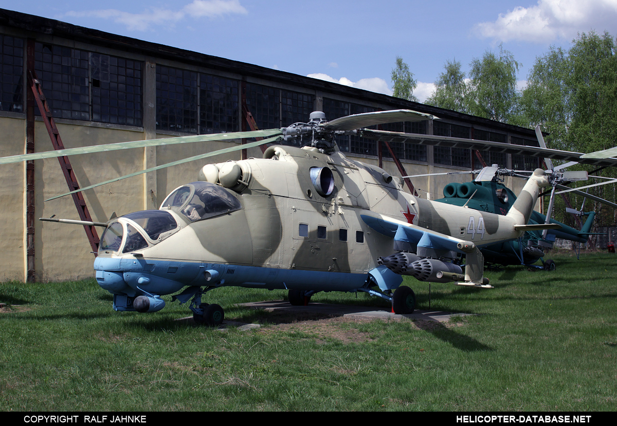 Mi-24V   44 white