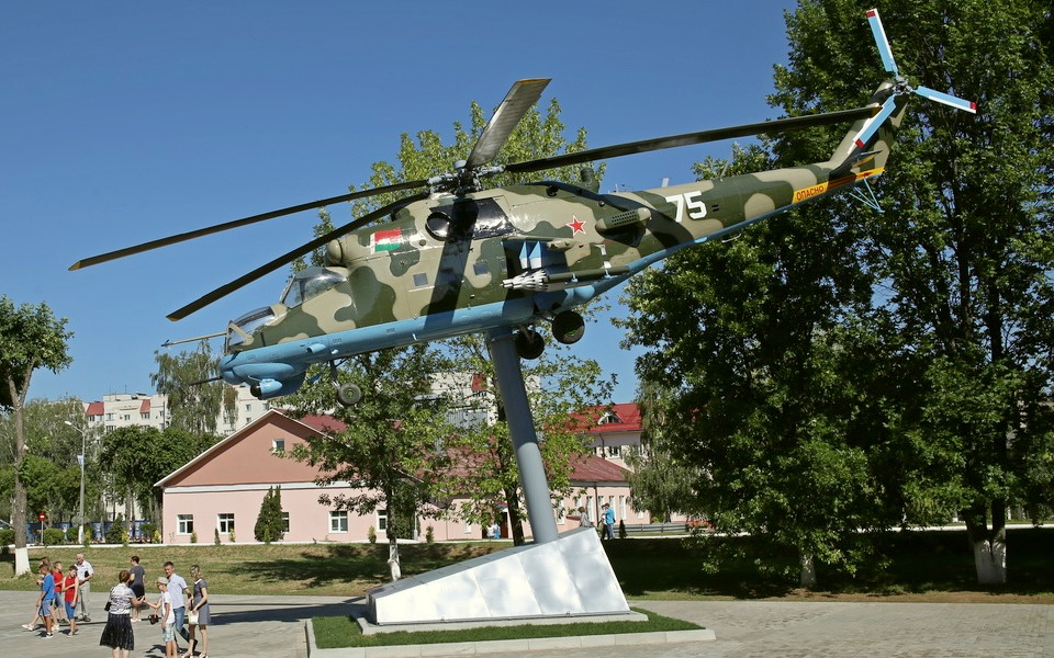 Mi-24V   75 white