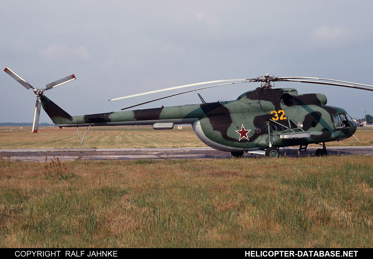 Mi-8T   32 yellow